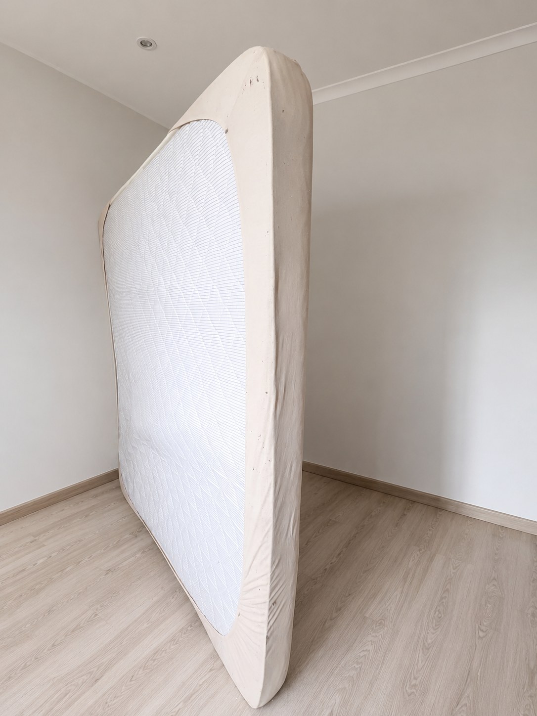 Матрас Dormeo Comfort 180×200 в чистой комнате